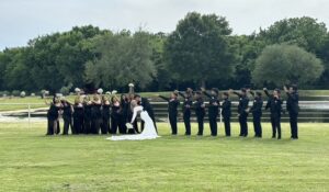 Jay & Julia kissing with bridal party and groomsmen